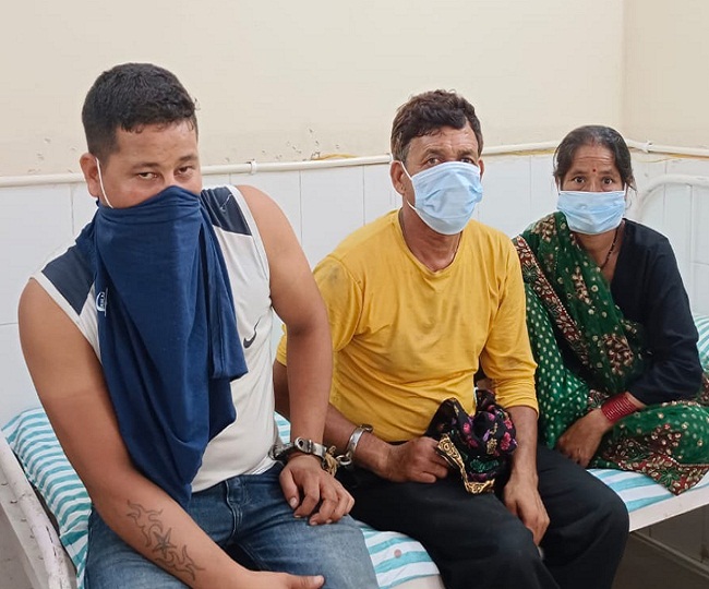 गीता की मां, सौतेला पिता व भाई।